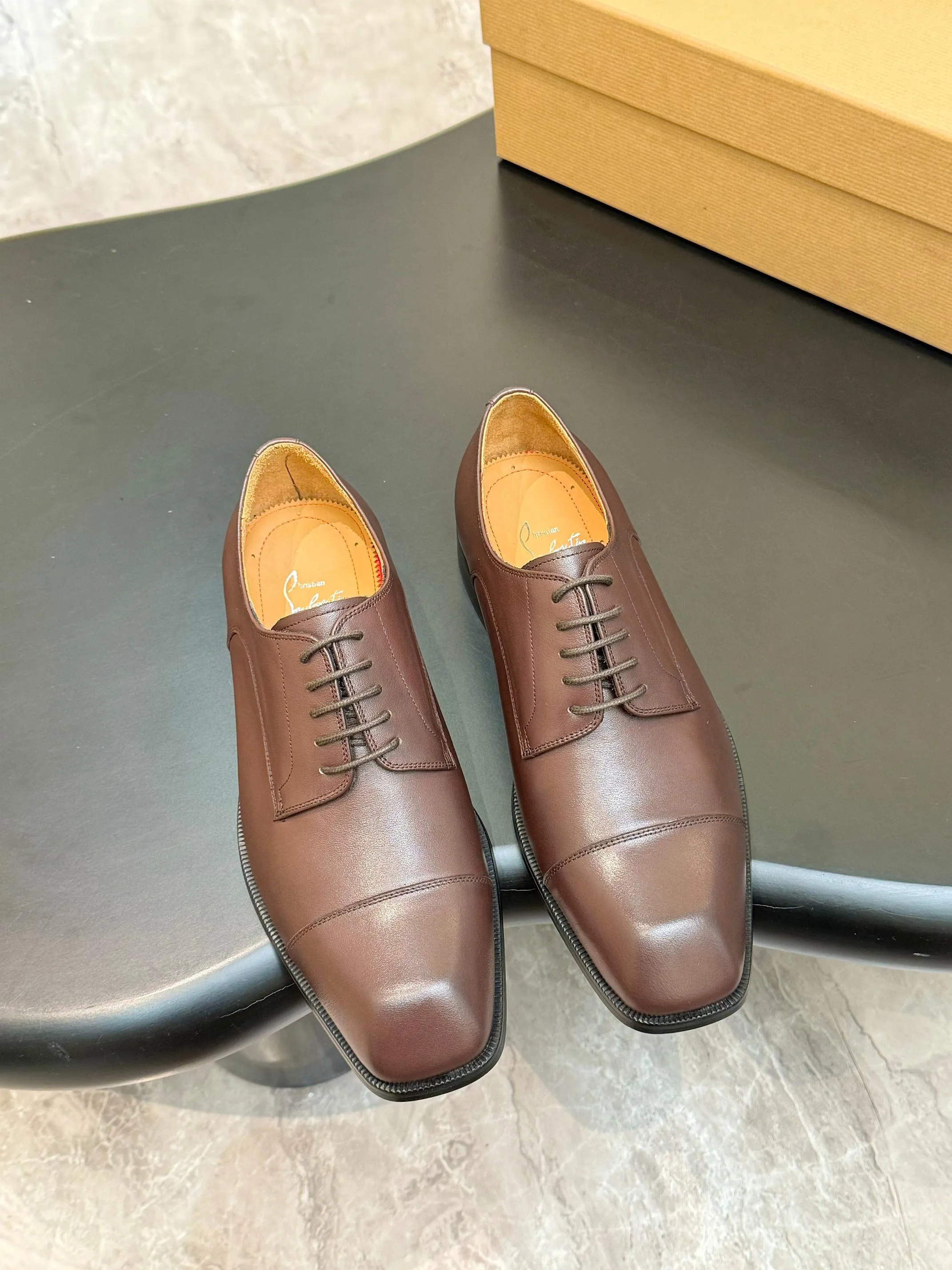 [CL red sole shoes] Top P: 1020💰 Size 39-44 (⚠️38.45.46.47 custom-made, non-returnable and non-exchangeable) 🆑High-end men's business formal leather shoes, original authentic top quality goods ••✅💯 Top original order purchasing agent! Original imported patterned cowhide ➕Imported cowhide lining ➕Cowhide feet ➕Original leather outsole~🉑️Feel free to compare the authentic ones!